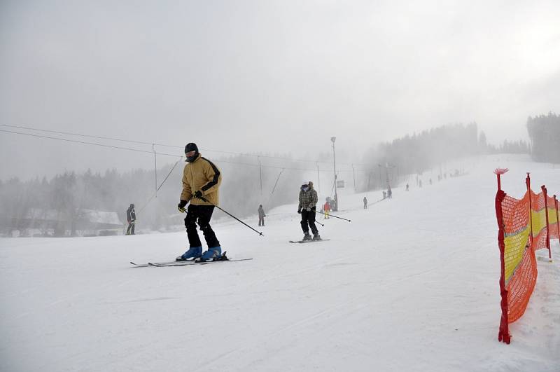 Ve skiareálu Sachova studánka v Horní Bečvě využili o víkendu 25. a 26. ledna 2014 poklesu teplot k zasněžování. Dobré podmínky k lyžování přilákaly na sjezdovku desítky lyžařů.