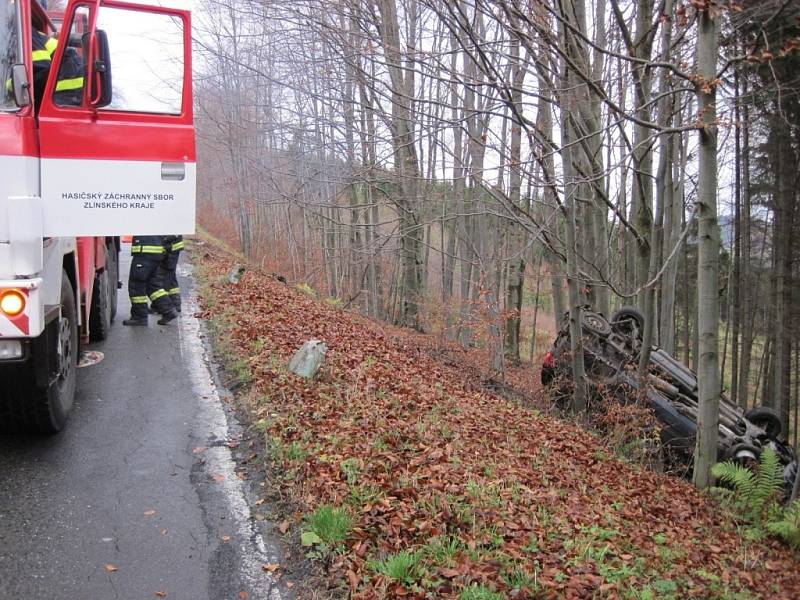 Auto plné hudebních nástrojů skončilo na střeše mezi stromy ve středu na střeše mezi stromy. Ztaněnou řidičku odvezli zdravotníci do nemocnice.