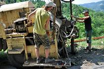 Pracovníci odborné firmy navrtávají rozsáhlý aktivní sesuv ve vsetínské místní části Ohýřov. Cílem je zjistit geologické složení půdy a hloubku smykové plochy sesuvu.