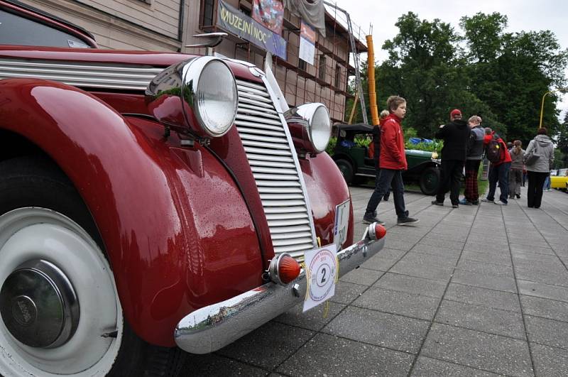 Spanilou jízdu historických vozidel pod názvem Veteránem valašskú krajinú uspořádal v sobotu 1. června 2013 Valašský Veteran car club Rožnov pod Radhoštěm. Majitelé historických automobilů a motocyklů také u zámku Kinských ve Valašském Meziříčí.