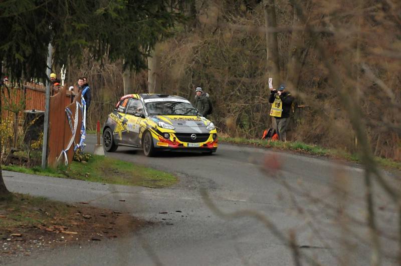 I přes oblačné, místy deštivé počasí se těšila zájmu fanoušků sobotní první etapa 41. ročníku Valašské Rally. Snímky z rychlostních úseků Lešná, Vidče a servisu.