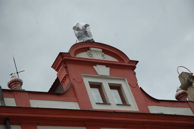 Ze sto let staré plastiky orla v průčelí domu na náměstí ve Valašském Meziříčí se odlomilo křídlo a spadlo asi z dvaceti metrů do zahrádky restaurace.