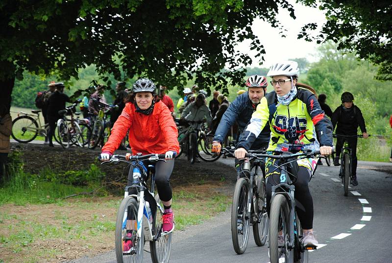 Cyklisté projíždějí po nově otevřeném úseku cyklostezky mezi Poličnou a Brankami na Valašskomeziříčsku; pátek 29. května 2020