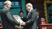 Ministr kultury Lubomír Zaorálek přebírá z rukou generálního ředitele Národního muzea v přírodě Jindřicha Ondruše symbolický klíč od obnovené chaty Libušín na Pustevnách v Beskydech; čtvrtek 30. července 2020