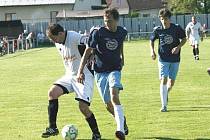 Fotbalisté Zašové (bílé dresy) doma porazili Francovu Lhotu 2:0. 