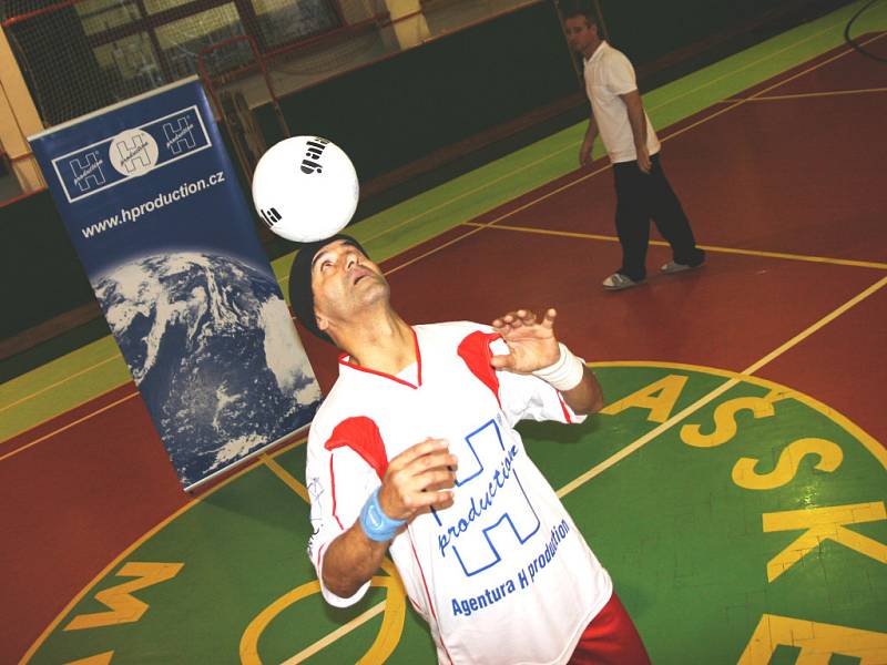 Žonglér Bursas Charalambos pokořil světový rekord v žonglování s míčem