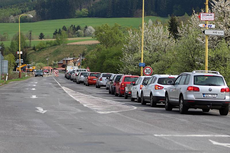 Dlouhé řady čekajících vozů takový obrázek je v Hovězí každodenně k vidění už od letošního jara.