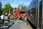 Záchranáři zasahují v úterý 14. června 2022 ráno v Novém Hrozenkově, kde se na železničním přejezdu srazila kladovka s osobním vlakem.