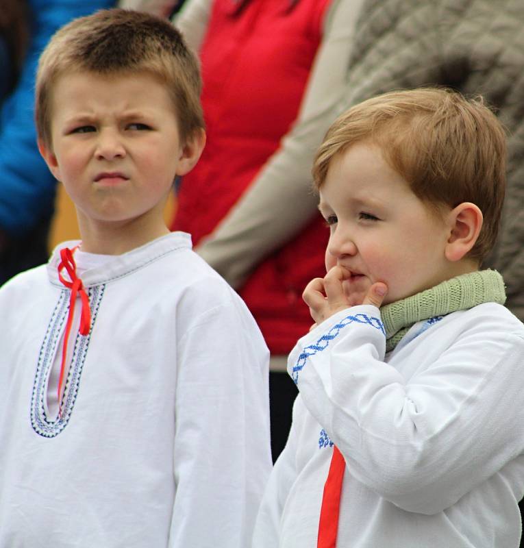 V Ratiboři lidé přivítali jaro. V pestrém programu hráli hlavní roli členové souboru Kosiska. Malí i velcí předvedli své pěvecké a taneční umění. Poté se v průvodu včele s Mařenou vydali k obecnímu úřadu, kde se všichni definitivně rozloučili se zimou a v