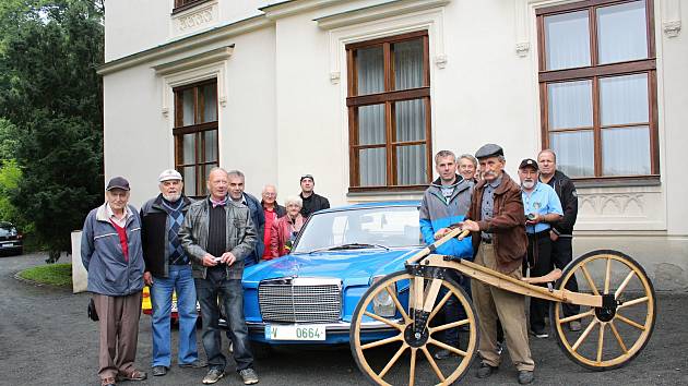 Historické automobily a motocykly z rožnovského Autoklubu byly k vidění v sobotu 16. září 2017 na nádvoří zámku Lešná u Valašského Meziříčí.