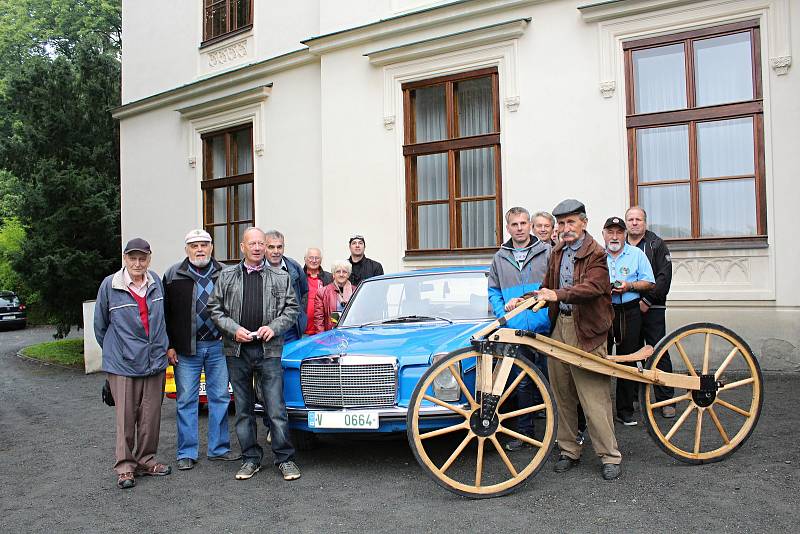 Historické automobily a motocykly z rožnovského Autoklubu byly k vidění v sobotu 16. září 2017 na nádvoří zámku Lešná u Valašského Meziříčí.