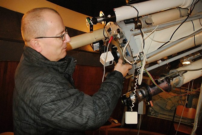 Valašskomeziříčský astronom Ladislav Šmelcer u dalekohledu, jímž pozoruje eruptivní hvězdy.