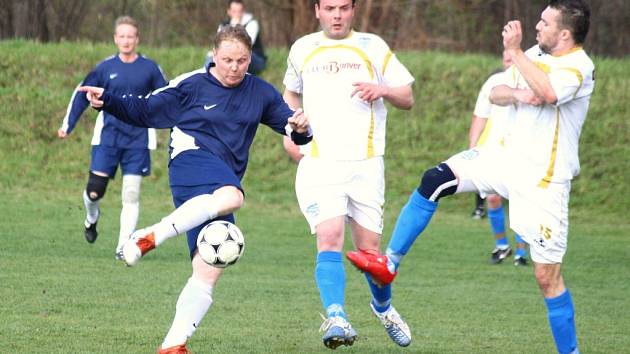 Fotbalisté Poličné (bílé dresy) v sobotu rázně vykročili za záchranou a v domácím prostředí si poradili s Hrachovcem po vítězství 3:1. 