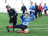 V zápase zimního turnaje ve Vsetíně si účastník krajského přeboru FC Velké Karlovice+Karolinka poradil s Hovězím a vyhrál 7:0. Střelecky se blýskl Pavel Škrobák, autor čtyř branek.