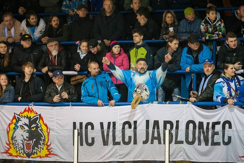 Šesté kolo kvalifikace o WSM ligu, zápas mezi týmy HC Vlci Jablonec nad Nisou a VHK ROBE Vsetín, se odehrálo 13. dubna na zimním stadionu v Jablonci nad Nisou. Na nsímku fanoušci Jablonce.