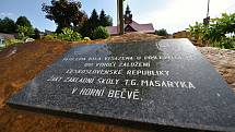 Horní Bečva - lípa zasazená před budovou základní školy u příležitosti 100. výročí založení Československé republiky