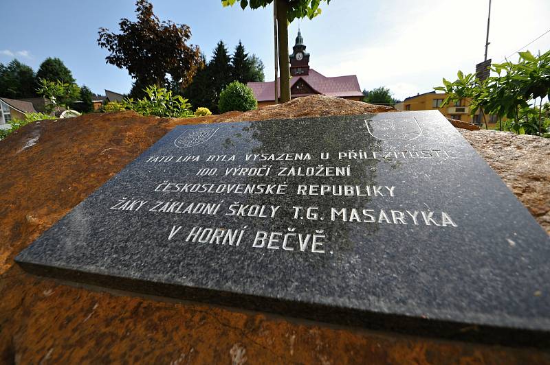 Horní Bečva - lípa zasazená před budovou základní školy u příležitosti 100. výročí založení Československé republiky
