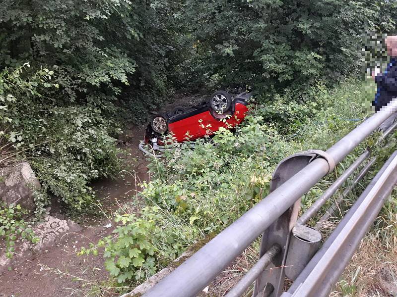 Řidička skončila s autem na střeše v potoce