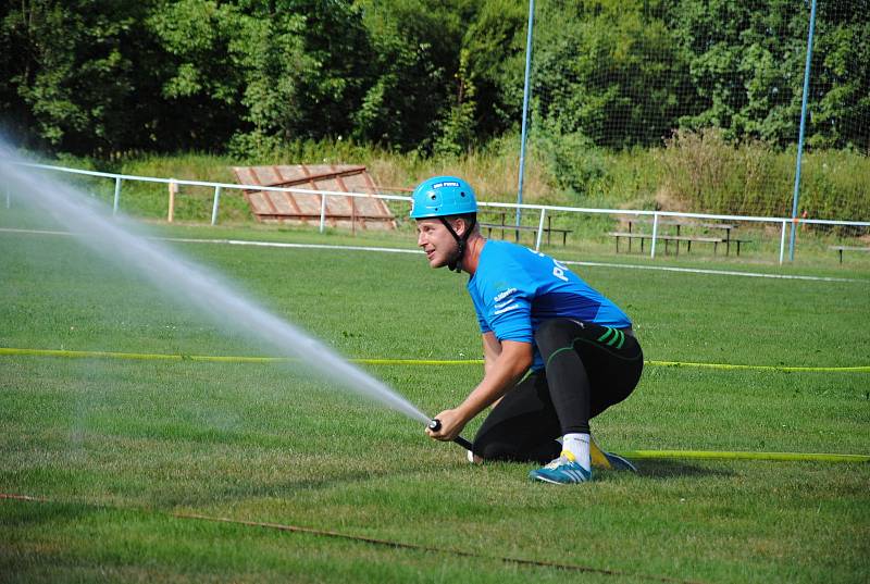 Dobrovolní hasiči soutěží v Hrachovci u Valašského Meziříčí v požárním útoku v dalším kole Valašské hasičské ligy