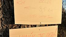 Papírové cedule, které někdo umístil poblíž výpusti kanálu vedoucího do valašskomeziříčské části Juřinka z areálu bývalé Tesly Rožnov; středa 2. prosince 2020