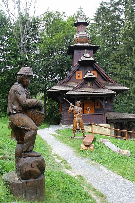 Velké Karlovice se těší velké oblibě turistů. Výjimkou nebyl ani poslední prázdninový týden roku 2020. K prohlídce láká galerie soch a kaple sv. Huberta v údolí Pluskovec.