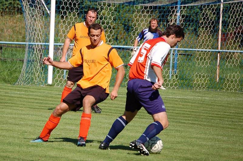 V derby ve III. třídě mezi Hrachovcem B a Podlesím B (oranžové dresy) branka nepadla. 