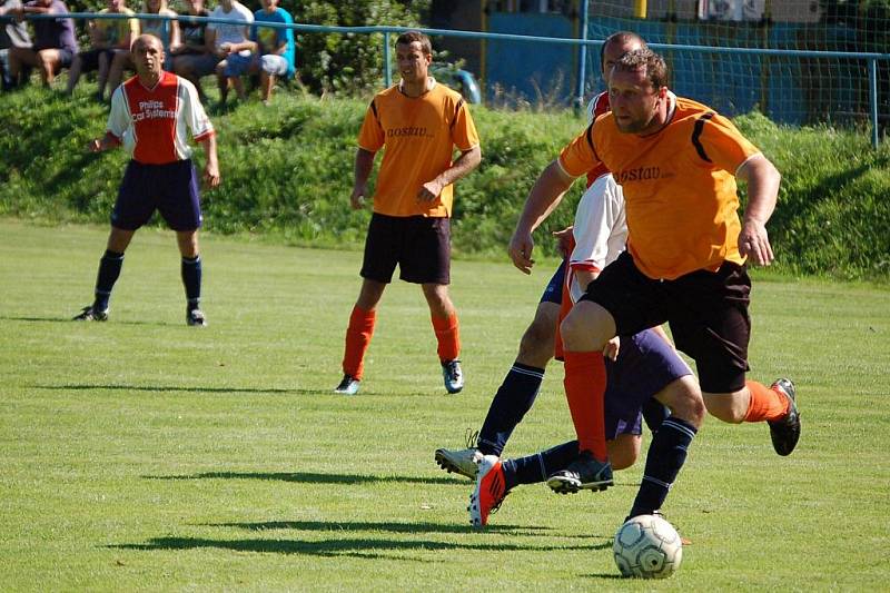 V derby ve III. třídě mezi Hrachovcem B a Podlesím B (oranžové dresy) branka nepadla. 