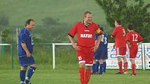 V utkání vsetínské IV. třídy Loučka (červené dresy) porazila Krhovou B 1:0. 