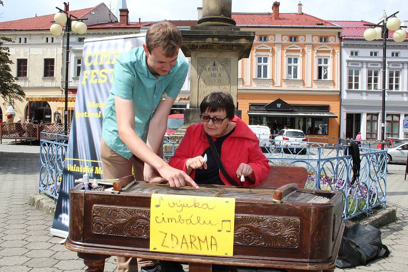 Ve čtvrtek odpoledne si každý, kdo procházel meziříčským náměstím, mohl vyzkoušet hru na cimbál.