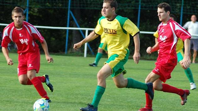 Fotbalisté Lhotky nad Bečvou (žluté dresy) v jarní premiéře porazili prostřední Bečvu vysoko 5:0. 