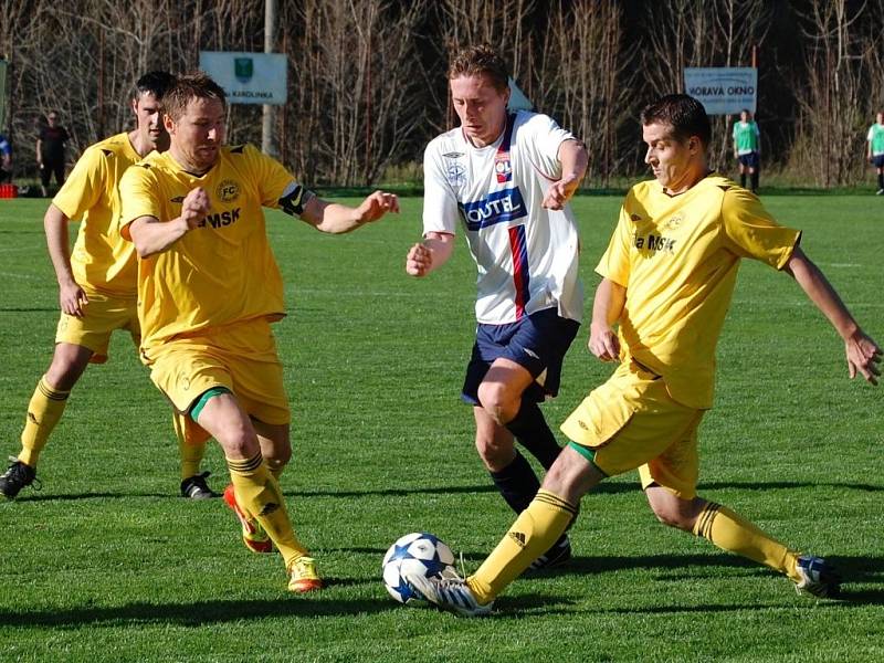 Fotbalisté Velkých Karlovicě+Karolinky (žluté dresy) porazili Vigantice 1:0. 