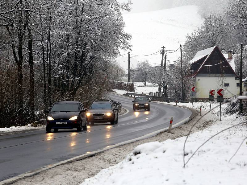 První sníh na silnici na kopci Sirákov nad obcí Liptál.