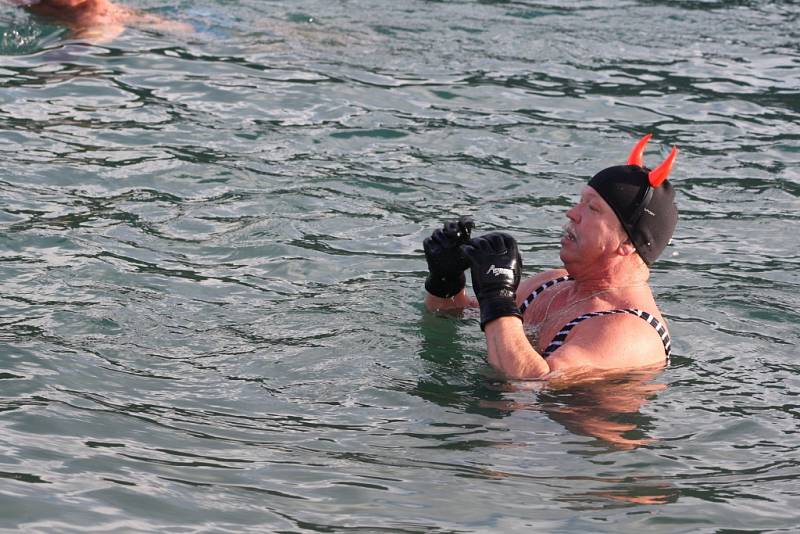 Patnáctka otužilců se na Štěpána rozhodla ponořit se do vod přírodního koupaliště Na Stanoch, teplota vzduchu nula a vody 3,4°C. 