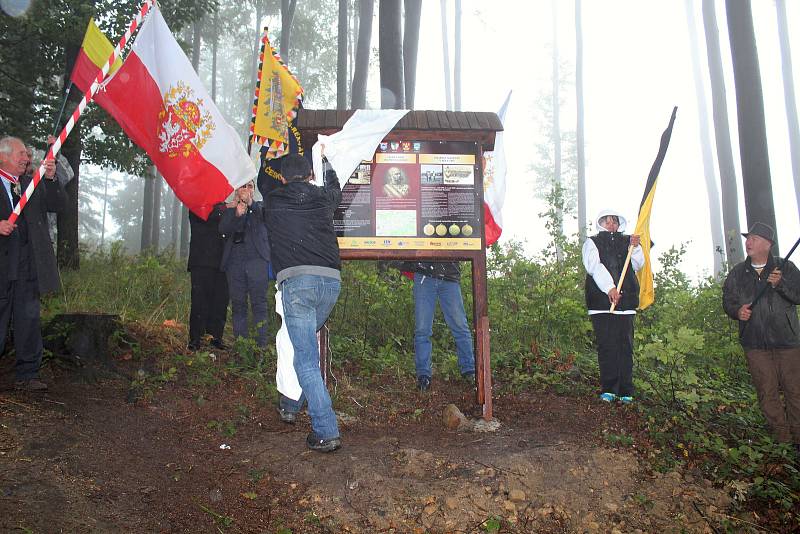 Vedení obcí Branky, Oznice, Poličná a Jarcová na neděli 3. září 2017 připravila slavnostní odhalení nové informační tabule u pískovcového památníku Františka Josefa I. v lokalitě Na Pasekách. I přes nepřízeň počasí na akci dorazily desítky lidí.