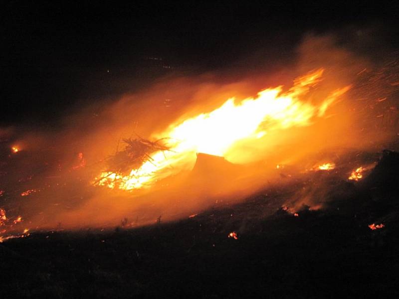 Požár v prostoru u lesní školky u obce Podolí v místě zvaném Čertův kámen na Vsetínsku.
