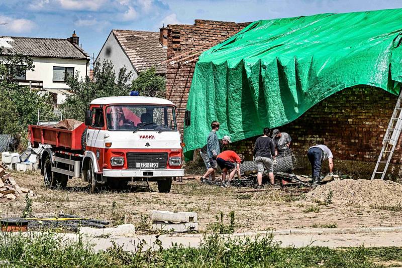 Odklízení škod po živelné pohromě v Hruškách.