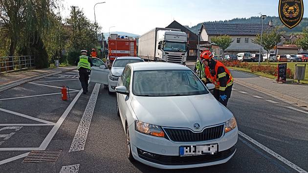Záchranáři zasahují ve čtvrtek 12. října 2023 u dopravní nehody dvou osobních vozů ve Valašské Polance.