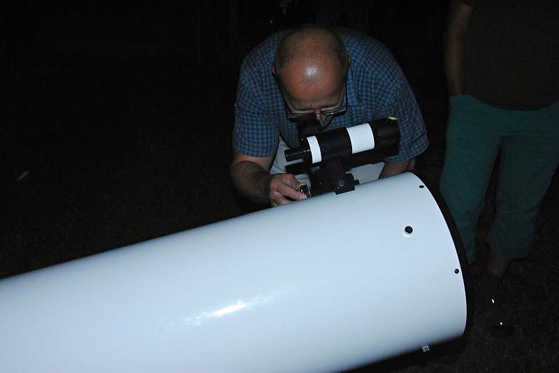 Muž sleduje dalekohledem v úterý 16. července 2019 částečné zatmění Měsíce na Hvězdárně Valašské Meziříčí.