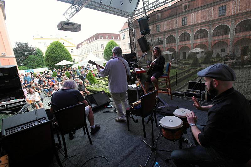 Trio Vladimír Merta & Jan Hrubý & Ondřej Fencl koncertuje koncertuje na I. nádvoří zámku Žerotínů ve Valašském Meziříčí na 39. ročníku folk-blues-beat festivalu Valašský špalíček; sobota 26. června 2021