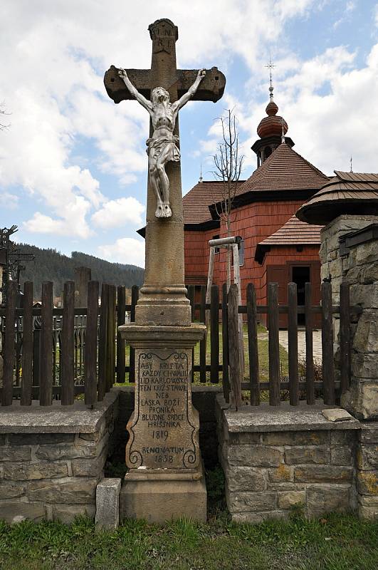 Velké Karlovice - kříž u kostela.