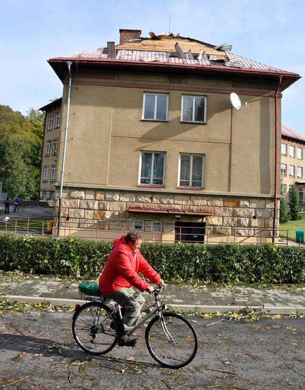 Větrná smršť, která se v noci na pátek 5. října 2012 prohnala obcí Hovězí na Horním Vsacku, za sebou zanechala milionové škody. Poškodila střechy několika domů, místní školy a zdejší víceúčelové hřiště.