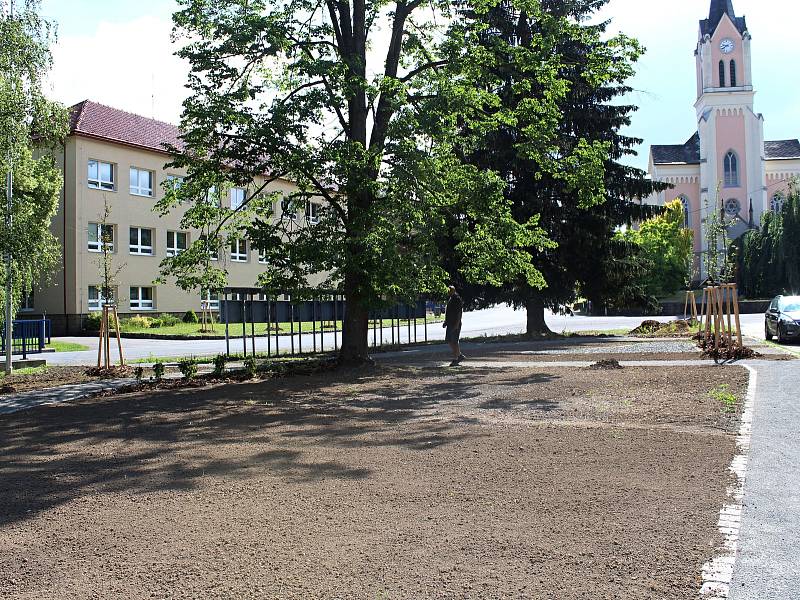 Ve Vidči se rozhodli obnovit zeleň v centru vesnice.