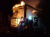 Hasiči zasahují v noci na sobotu 24. června 2023 u požáru chatky v Zubří na Rožnovsku.