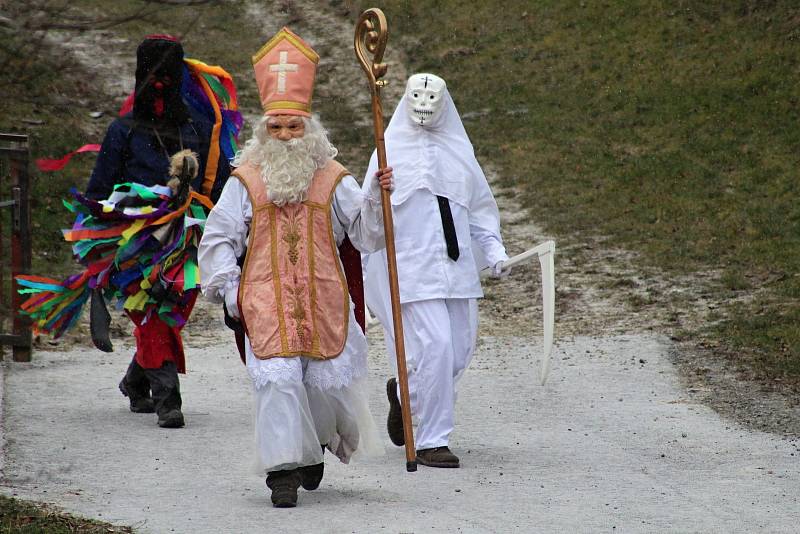 Mikulášská družina vyrazila v sobotu 1. prosince 2018 do chalup ve Francově Lhotě.