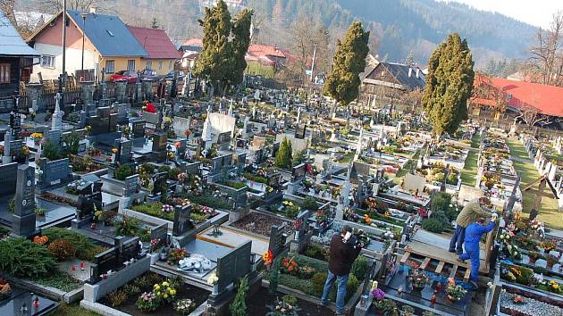 V sobotu se na hřbitově ve Velkých Karlovicích konaly zkoušky způsobilosti hrobníků.