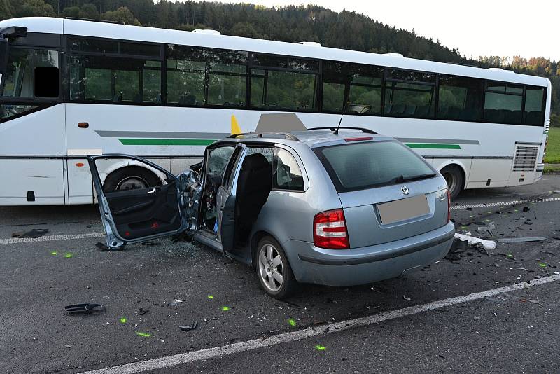 Vážnější dopravní nehoda omezila ve čtvrtek ráno 5. září 2019 provoz na hlavní silnici v Podlesí. Čelně se srazilo osobní a nákladní auto.