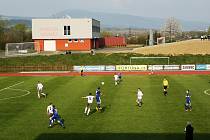 Fotbalisté Valašského Meziříčí (modré dresy) ve 20. kole divize E zdolali v derby Tatran Všechovice 3:0.