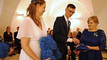 Snoubenci Hana Králová a Michal Zezulka při svatebním obřadu na radnici ve Valašském Meziříčí; sobota 22. 2. 2020