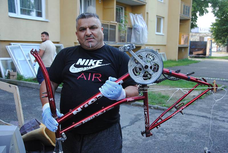 Dobrovolníci vyklízejí sklepy nechvalně známého "domu hrůzy" v Zašovské ulici ve Valašském Meziříčí; sobota 1. června 2018