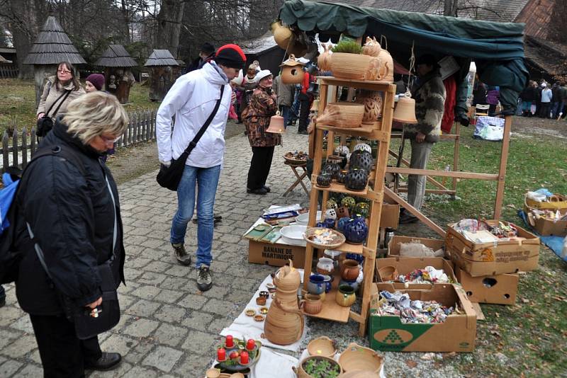 Ve Valašském muzeu v přírodě v Rožnově pod Radhoštěm se v sobotu 14. prosince uskutečnil tradiční Vánoční jarmark. 